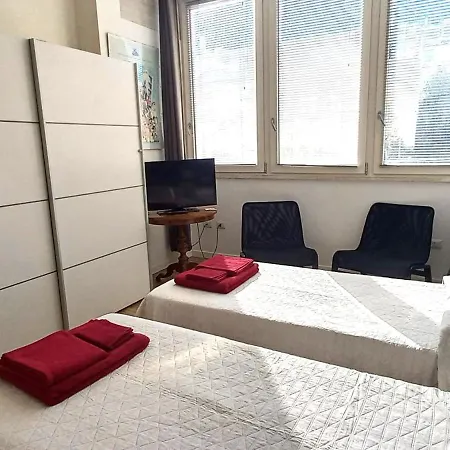 Leo Oda ve Kahvaltı